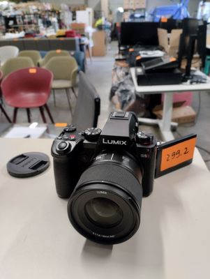un gros plan sur un appareil photo posé sur une table dans un magasin