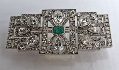 BROCHE Art Déco en platine, ornée en son centre d'une émerau…