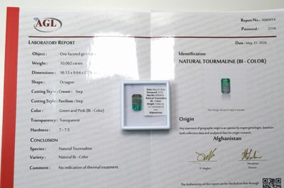 un certificat sur lequel figure l'image d'une émeraude verte