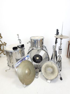 tout un tas d'instruments de musique posés sur une table