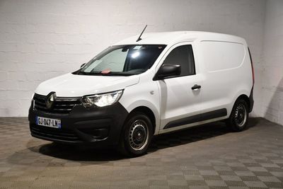 la photo d'une camionnette blanche garée dans un garage