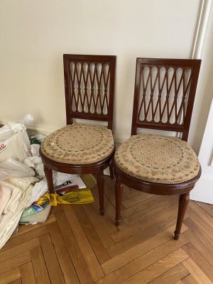 deux chaises assises l'une à côté de l'autre sur un sol en bois dur