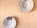 deux assiettes accrochées au mur sur lesquelles est représenté un singe