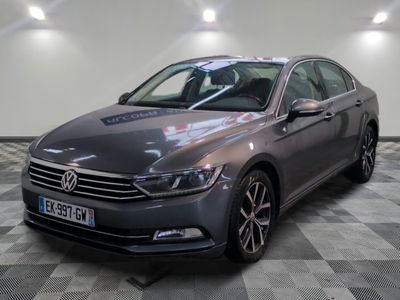 la volkswagen passat est garée sur un carrelage à carreaux