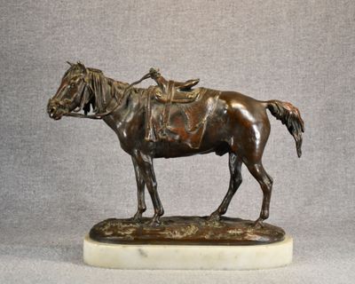 statue en bronze représentant un homme à cheval, posée sur un socle en marbre