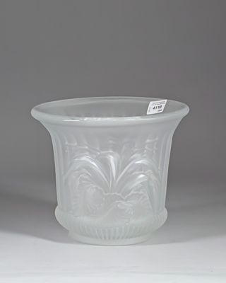 une paire de vases en verre dépoli posés sur une surface blanche