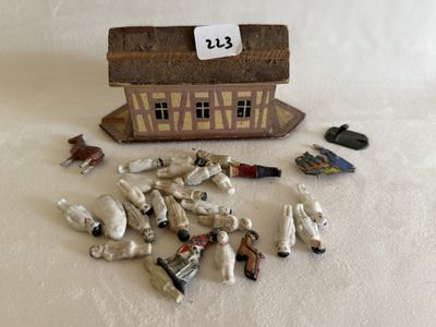 beaucoup de petites figurines qui se trouvent sur la table