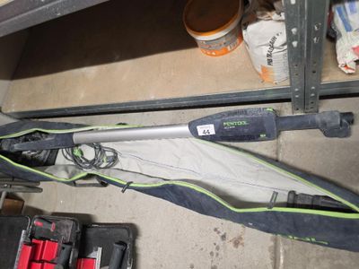 une batte de baseball posée par terre à côté d'une boîte à outils