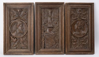 trois panneaux en bois sculpté représentant une femme et un homme au centre
