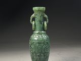 un vase vert posé sur une table