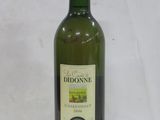 une bouteille de vin posée sur une table