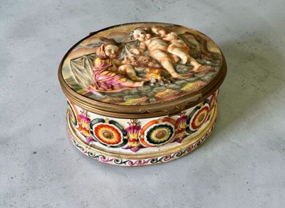 une petite boîte avec un tableau posé sur une table