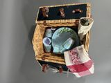 un panier en osier contenant des assiettes et des tasses