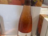 une bouteille de vin posée sur une table à côté d'une boîte de biscuits