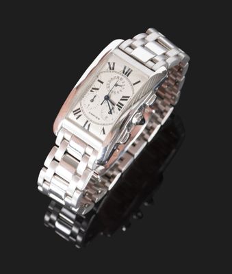 gros plan d'une montre-bracelet sur une surface noire
