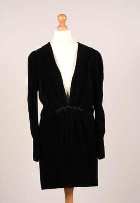 une robe noire sur un mannequin sur fond blanc