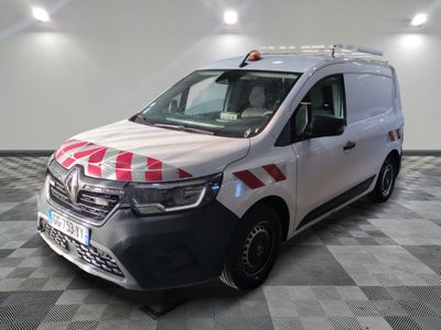une photo d'une camionnette blanche ornée de bandes rouges et blanches
