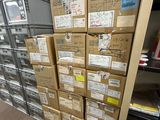 de nombreuses boîtes empilées dans une pièce