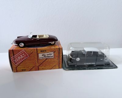 une petite voiture et une boîte posées sur une table