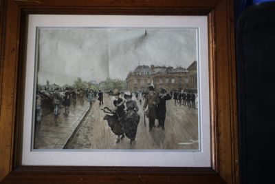 tableau représentant un groupe de personnes marchant dans la rue sous la pluie