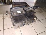une photo d'un grill professionnel dans une cuisine professionnelle