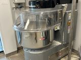 une machine qui se trouve dans une cuisine, à côté d'une poubelle