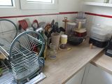 un plan de travail de cuisine encombré d'objets divers
