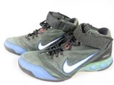 une paire de chaussures posées sur une surface blanche