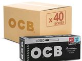 deux paquets de cigarettes OCB posés l'un à côté de l'autre sur une surface blanche