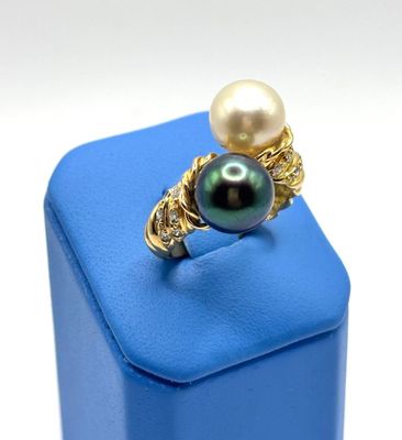 Bague en or godronné 18K (750) agrémentée de petits diamants…