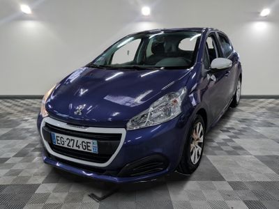 la voiture bleue est garée dans le garage sur le sol en damier