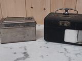 deux bagages posés sur une table