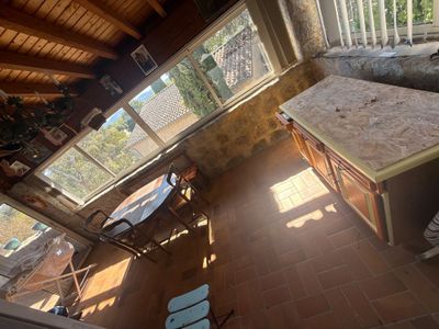 vue d'en haut sur la cuisine et la salle à manger
