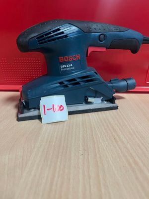 une ponceuse orbitale Bosch posée sur une table, avec une étiquette de prix