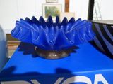 un vase bleu posé sur une boîte bleue