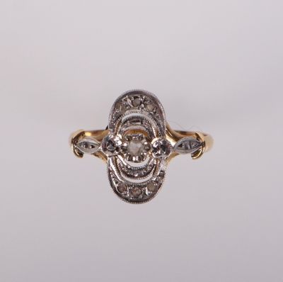 gros plan d'une bague en or et diamants sur fond blanc