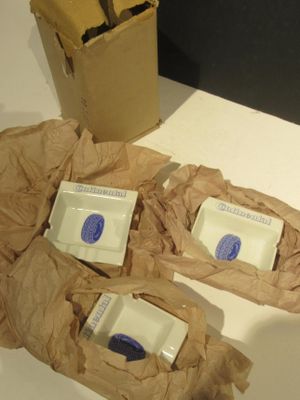 deux paquets de savon posés sur une table à côté d'une boîte de mouchoirs