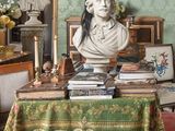 un buste d'homme posé sur une table dans une pièce
