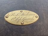 une plaque en laiton sur le côté d'une valise noire
