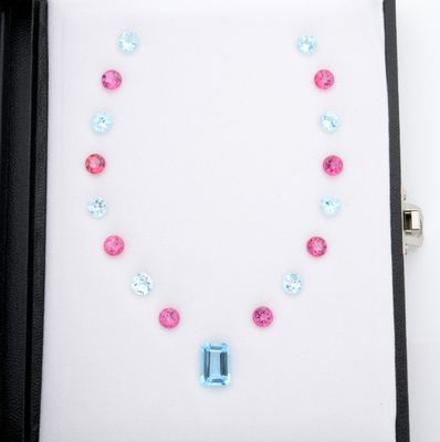 une image d'une image représentant un cœur fait de bijoux
