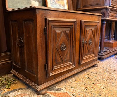une armoire en bois surmontée d'un miroir