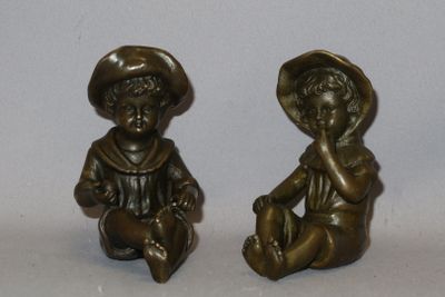Bronzes modernes à patine foncée "2 enfants assis" (ht.