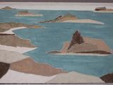 une photo d'un tableau représentant un plan d'eau avec des montagnes en arrière-plan