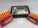 trois jouets emballés, dont un appareil photo, un stylo et une boîte