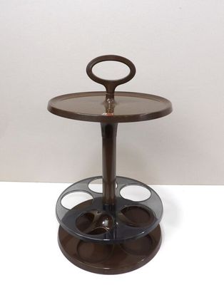 un plat à gâteau en verre surmonté d'un anneau