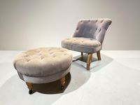 Chauffeuse basse moderne et un pouf à modèle.