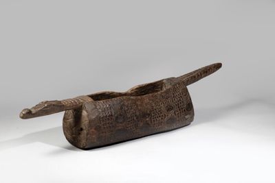 un vieux bateau en bois avec une poignée en bois sur un fond blanc