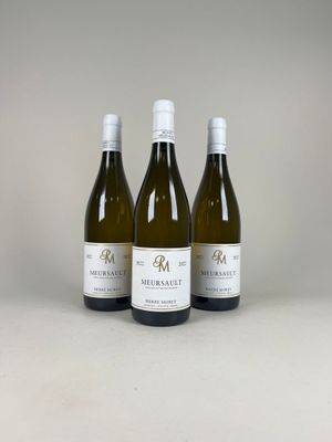 trois bouteilles de vin posées sur une table l'une à côté de l'autre