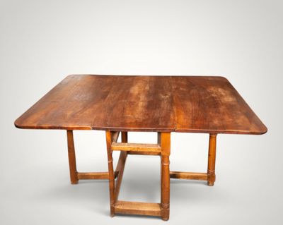une vieille table en bois à deux pieds avec un plateau carré