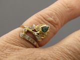 gros plan de la main d'une personne portant une bague